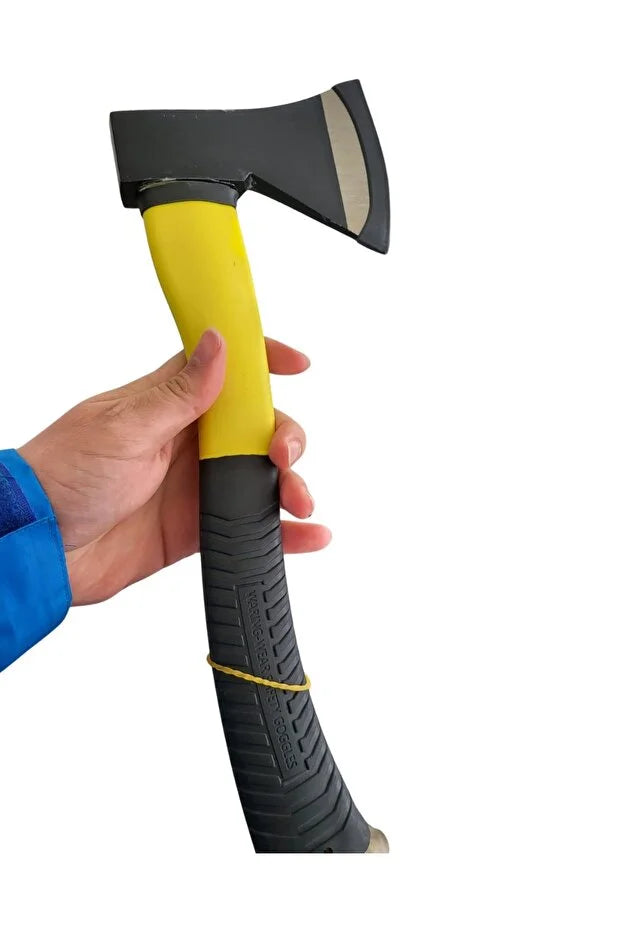 Sarı-siyah saplı, çelik başlıklı küçük kamp baltası, elde tutuluyor.