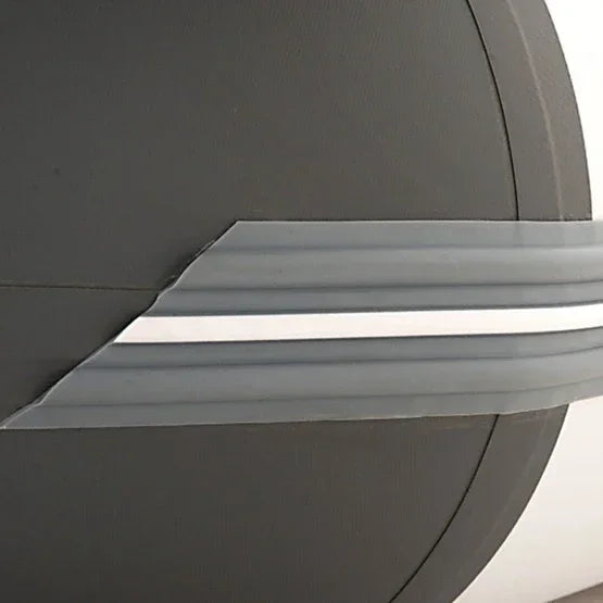 Şişme bot detayında gri ve beyaz koruma şeridi, su sporları ekipmanı yakından görünüm