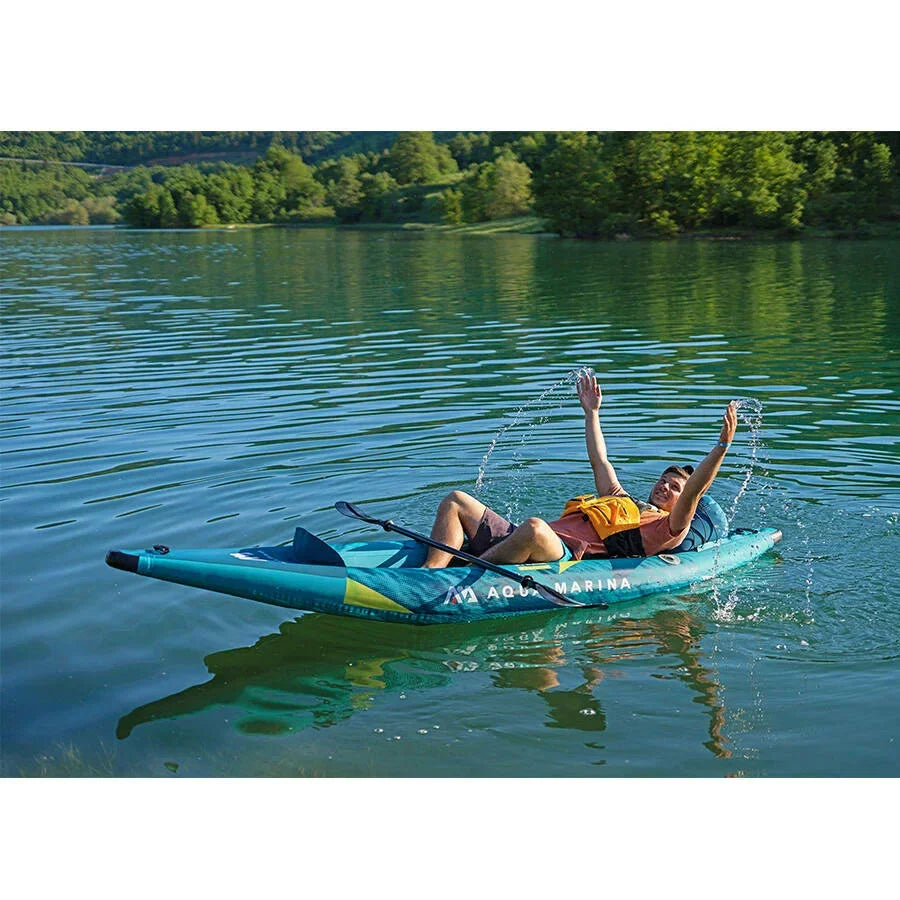 Gölde oturan bir kişi Aqua Marina şişme SUP board ile eğleniyor, açık hava, su sporları