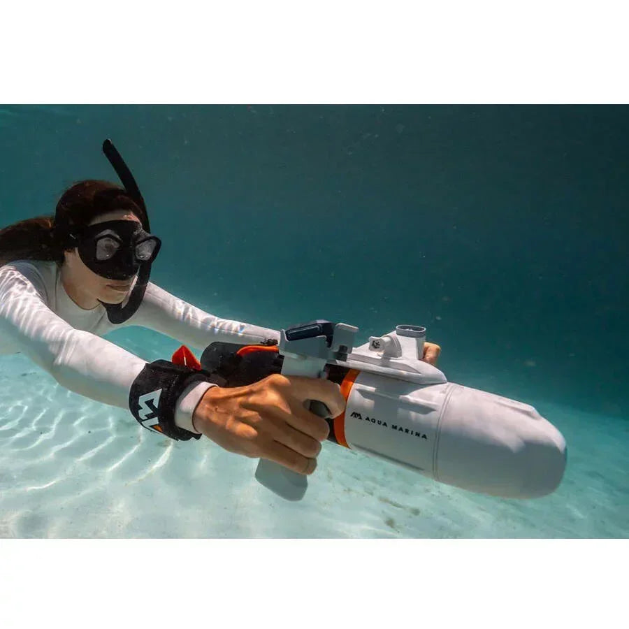 Deniz altında su motoru ile yüzen dalgıç, Aqua Marina su sporu ekipmanı