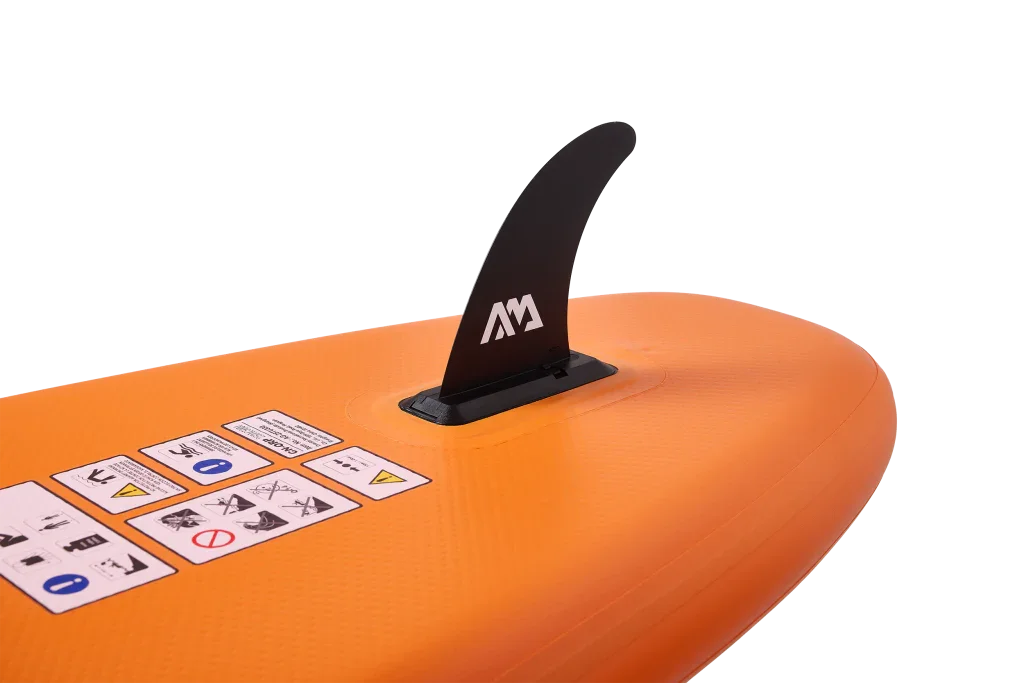 Turuncu şişme SUP board, takılı siyah yüzgeç ve uyarı etiketleri detaylı görünüm