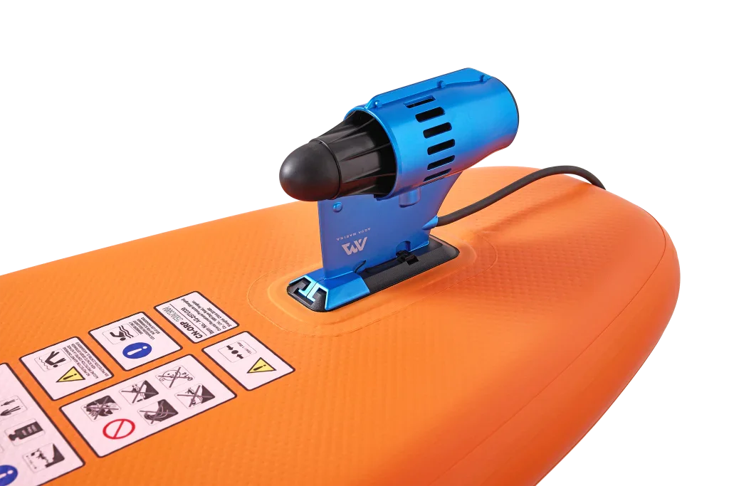 Turuncu SUP board üzerinde monte edilmiş elektrikli motor ve uyarı etiketleri