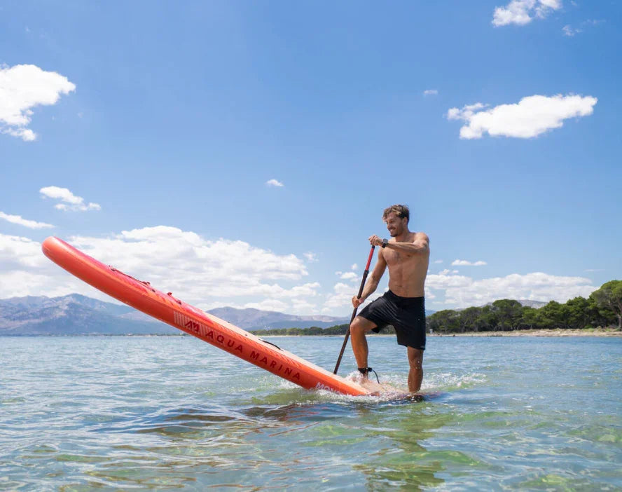 Denizde Aqua Marina Monster SUP paddle board üzerinde kürek çeken erkek, yaz, açık hava su sporu
