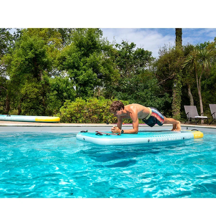 Havuzda şişme fitness mat üzerinde plank yapan erkek, açık hava yoga board egzersizi
