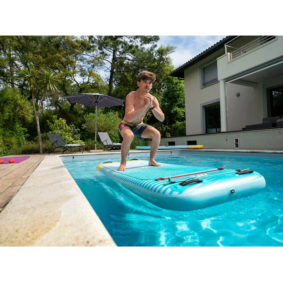 Havuzda şişme fitness mat üzerinde squat yapan genç erkek, açık hava spor ekipmanı