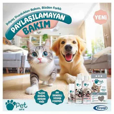 Evde oturan bir kedi ve köpek, önlerinde Pet Love köpek şampuanı ve bakım ürünleri, doğal argan yağı ve vegan formül vurgulanmış.