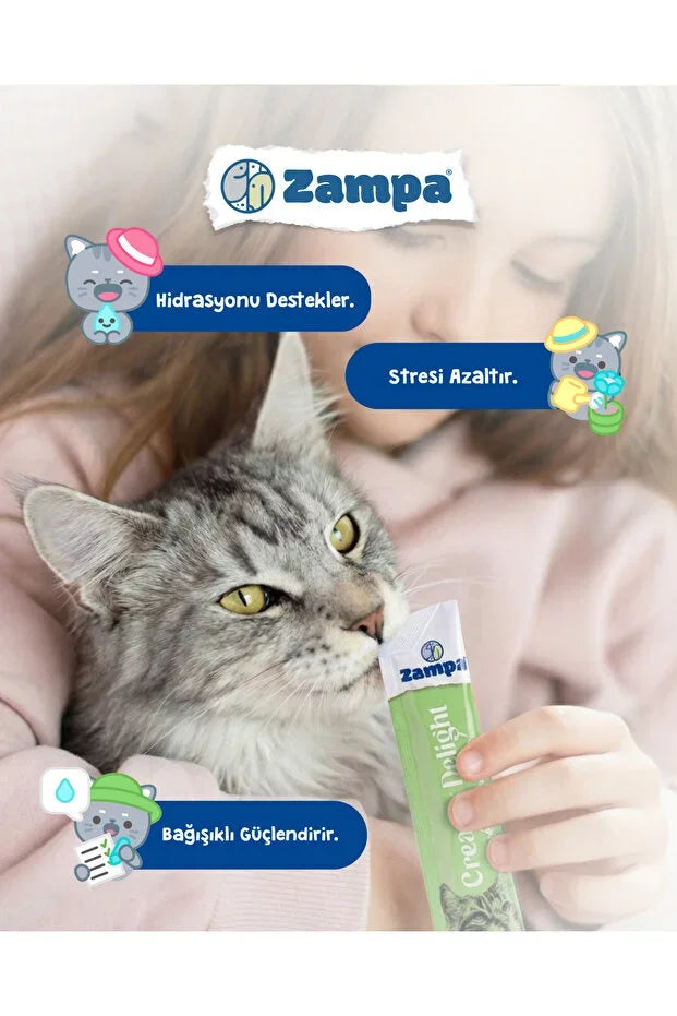 Kedi ödül maması yiyen gri kedi, insanın kucağında, Zampa deniz ürünlü kedi ödülü paketi.
