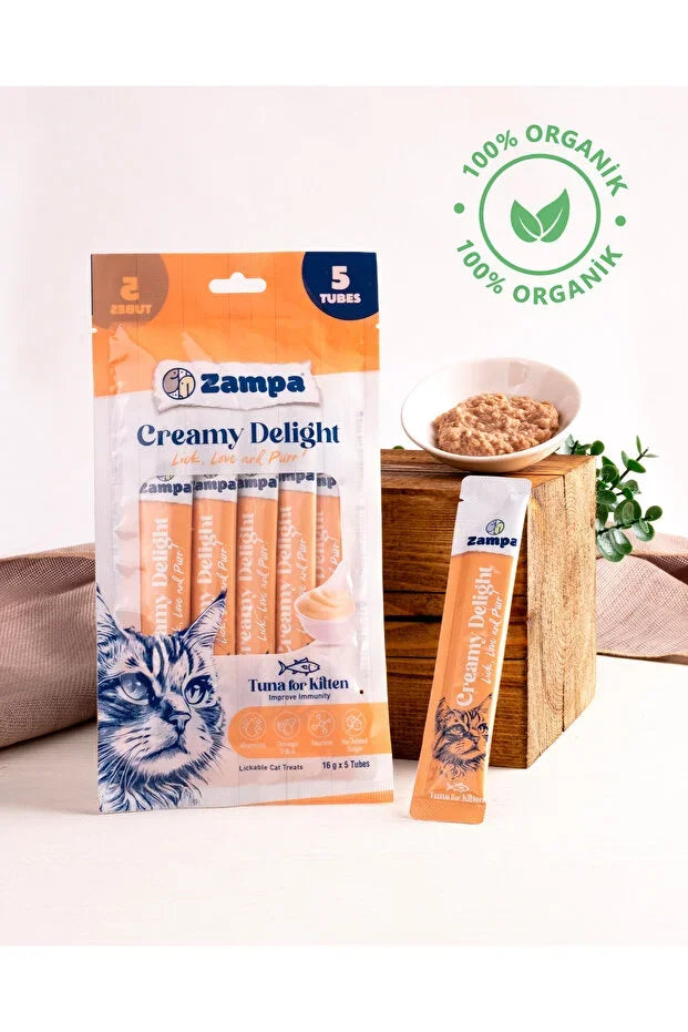 Ton balıklı kedi ödül maması, organik ibaresiyle, paket ve kase içinde sunuluyor.
