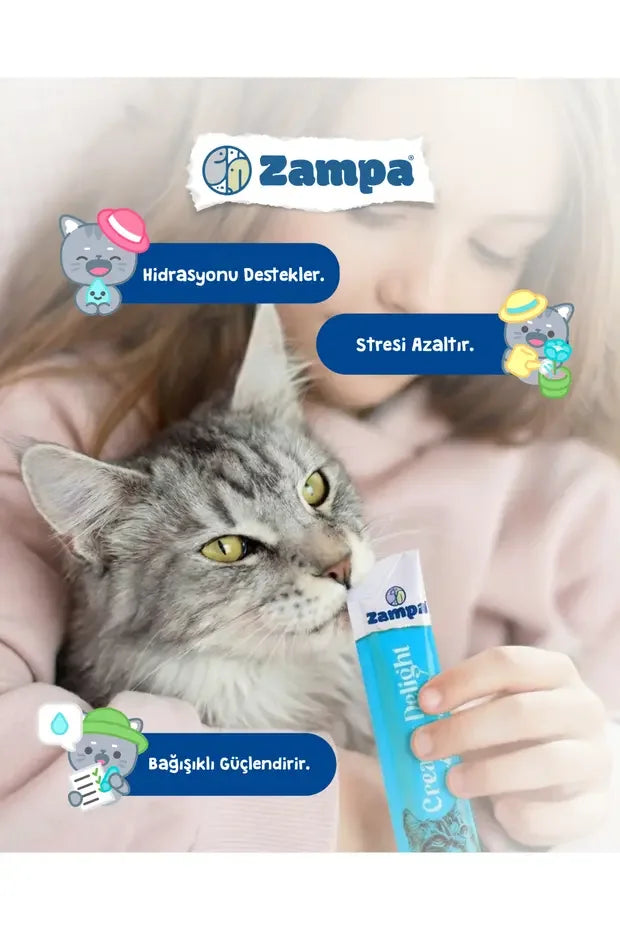 Kremalı ton balıklı kedi ödül maması, kediye insan eliyle veriliyor.