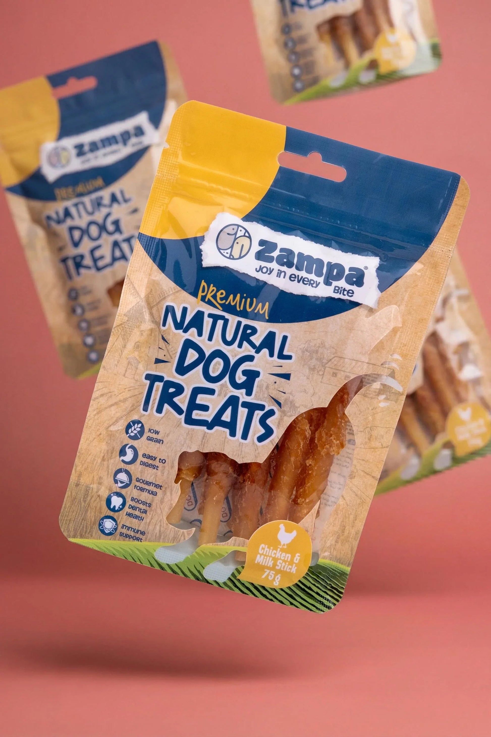 Tavuklu ve sütlü, doğal köpek ödül maması ambalajı, önde paketler ve pembe arka plan