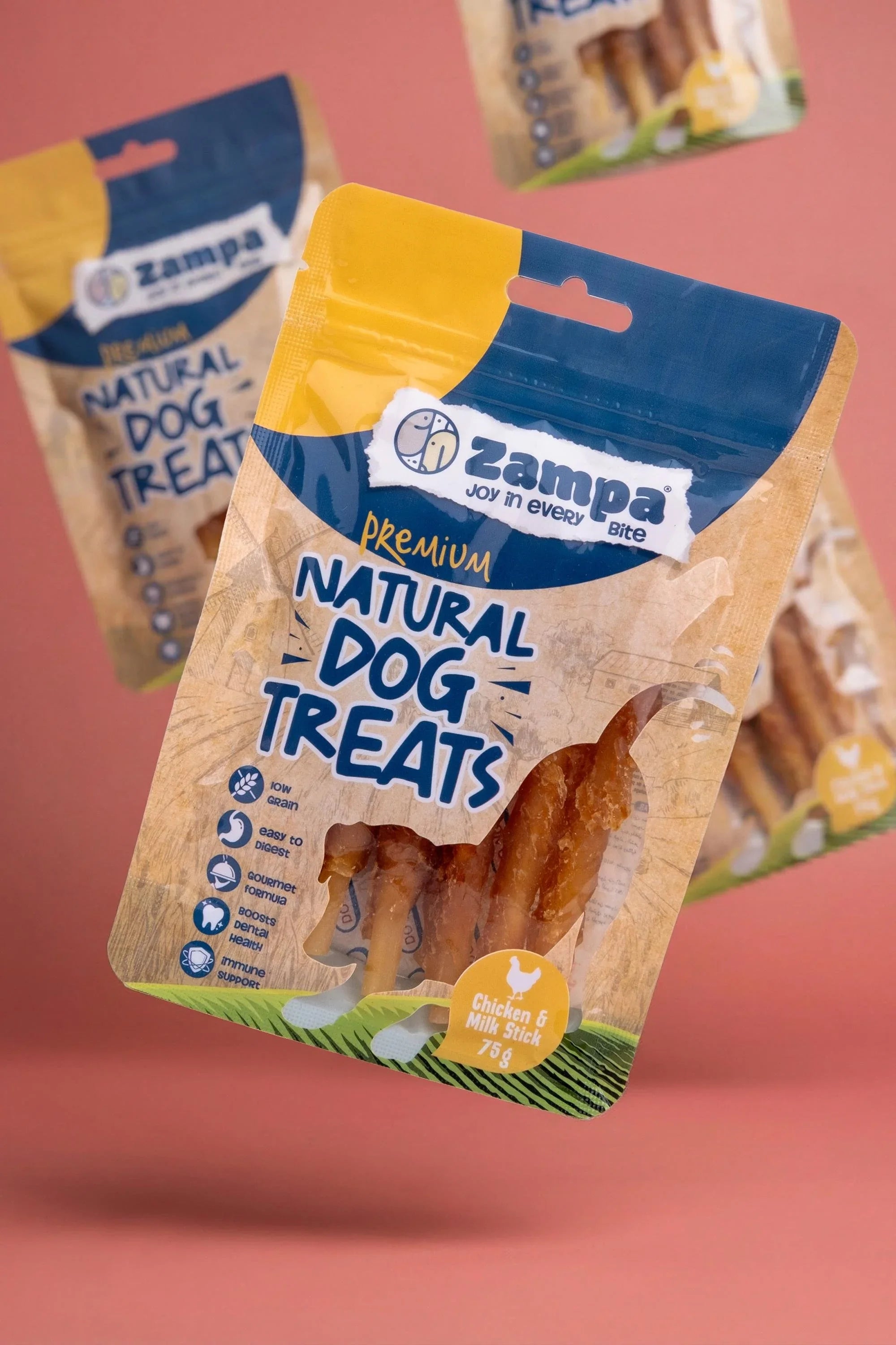 Tavuklu ve sütlü, doğal köpek ödül maması ambalajı, önde paketler ve pembe arka plan
