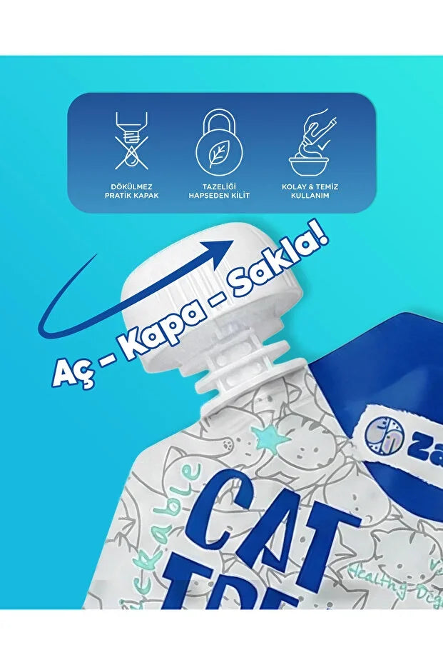 Açık mavi arka planda kapaklı, tavuk ve ton balıklı kedi ödül mamasi poşeti.